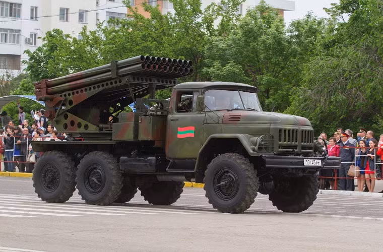 Về 9P138 "Grad-1" đây là một nhiều biến thể của BM-21 Grad được Liên Xô phát triển trong Chiến tranh Lạnh, tuy nhiên nó giống một biến thể rút ngắn của BM-21 hơn là cải tiến về tầm bắn hay khả năng tác chiến. Đây cũng là biến thể BM-21 duy nhất sử dụng khung gầm ZIL-131. Nguồn ảnh: Military Vehicle.