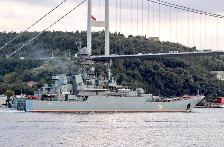 Dựa trên theo một số bức ảnh rò rỉ từ căn cứ hải quân Tartus của Nga ở miền Bắc Syria vào cuối tháng 8 vừa qua cho thấy, Moscow vừa cho chuyển đến Syria một số lượng vũ khí khá lớn mà theo nhiều nhận định là giúp Quân đội Syria tái xây dựng lại lực lượng chuẩn bị cho cuộc chiến cuối cùng ở Idlib. Và một trong số vũ khí Nga mới chuyển tới có cả biến thể khá đặc biệt của tổ hợp pháo phản lực phóng loạt BM-21 Grad. Nguồn ảnh: Muraselon.