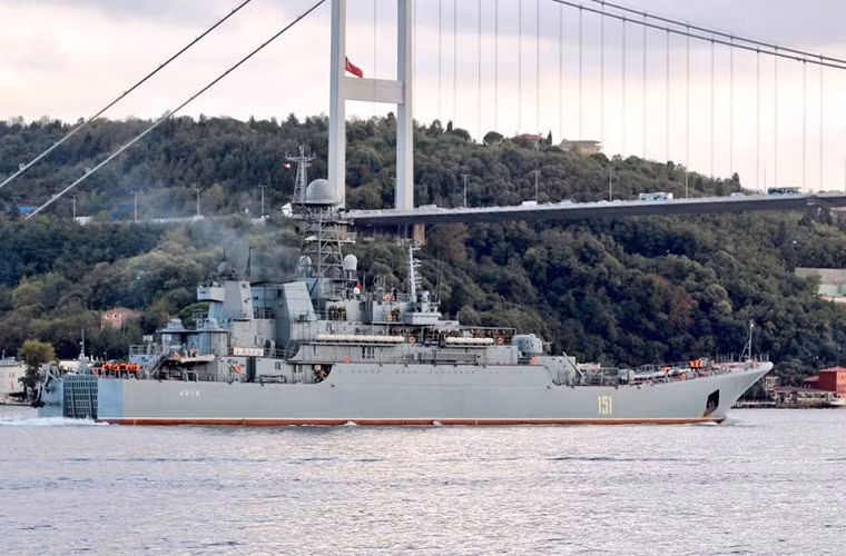 Dựa trên theo một số bức ảnh rò rỉ từ căn cứ hải quân Tartus của Nga ở miền Bắc Syria vào cuối tháng 8 vừa qua cho thấy, Moscow vừa cho chuyển đến Syria một số lượng vũ khí khá lớn mà theo nhiều nhận định là giúp Quân đội Syria tái xây dựng lại lực lượng chuẩn bị cho cuộc chiến cuối cùng ở Idlib. Và một trong số vũ khí Nga mới chuyển tới có cả biến thể khá đặc biệt của tổ hợp pháo phản lực phóng loạt BM-21 Grad. Nguồn ảnh: Muraselon.