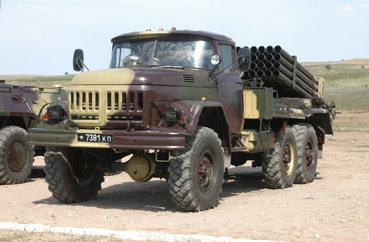 Bản thân khung gầm ZIL-131 thường chỉ xuất hiện trên các biến thể pháo phản lực thế hệ cũ của Liên Xô như BM-14, trong khi đó hầu hết các biến thể BM-21 đều sử dụng khung gầm Ural-4320 hoặc các biến thể của nó. Nguồn ảnh: Military Vehicle