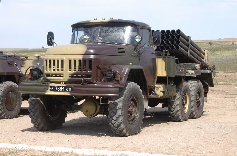 Bản thân khung gầm ZIL-131 thường chỉ xuất hiện trên các biến thể pháo phản lực thế hệ cũ của Liên Xô như BM-14, trong khi đó hầu hết các biến thể BM-21 đều sử dụng khung gầm Ural-4320 hoặc các biến thể của nó. Nguồn ảnh: Military Vehicle
