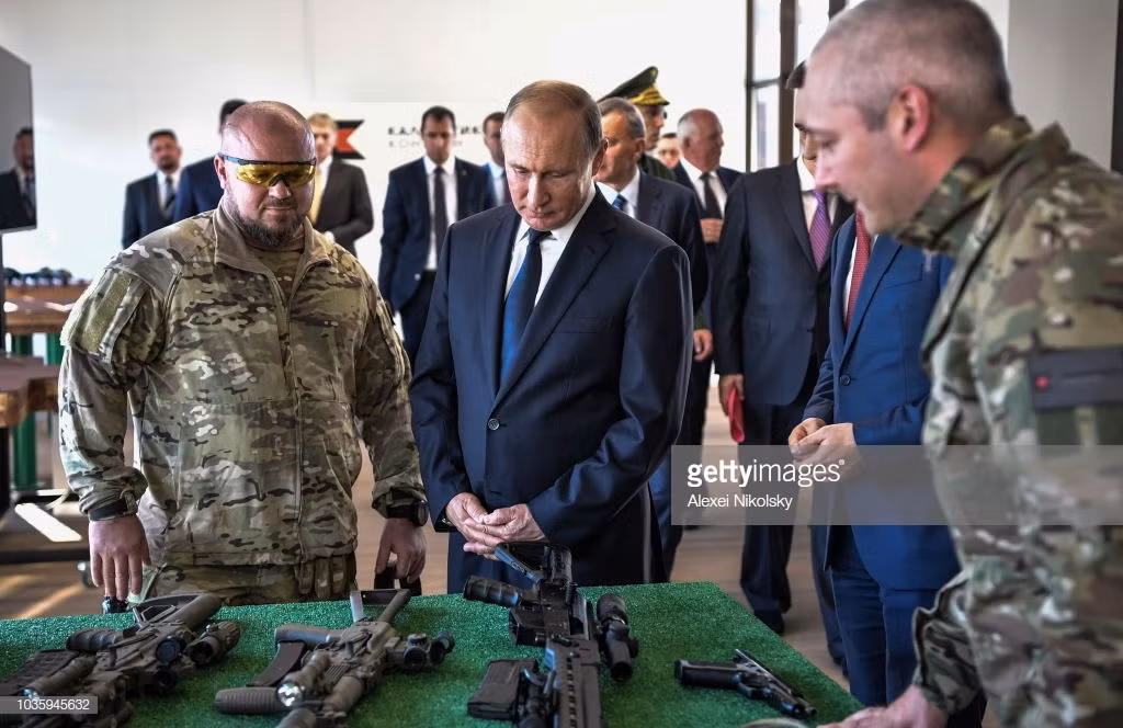 Trong chuyến thăm đến công viên chủ đề Patriot (Người Ái Quốc) hôm 19/9 vừa qua, Tổng thống Nga Vladimir Putin đã bắn thử mẫu súng trường bắn tỉa mới nhất của Tập đoàn chế tạo vũ khí Kalashnikov, nơi chế tạo ra súng trường tấn công AK-47. Nguồn ảnh: Alexei Nikolsky.