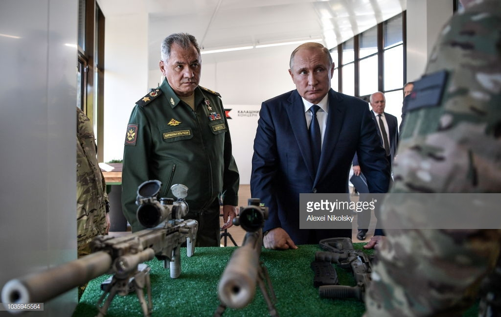 Theo đó trong chuyến thăm đến công viên Patriot, Tổng thống Nga Putin cùng các tướng lĩnh cấp cao của Quân đội Nga đã ghé tham quan gian hàng của Tập đoàn Kalashnikov, nơi trưng bày các thành tựu công nghệ vũ khí mới nhất của Kalashnikov. Nguồn ảnh: Alexei Nikolsky.