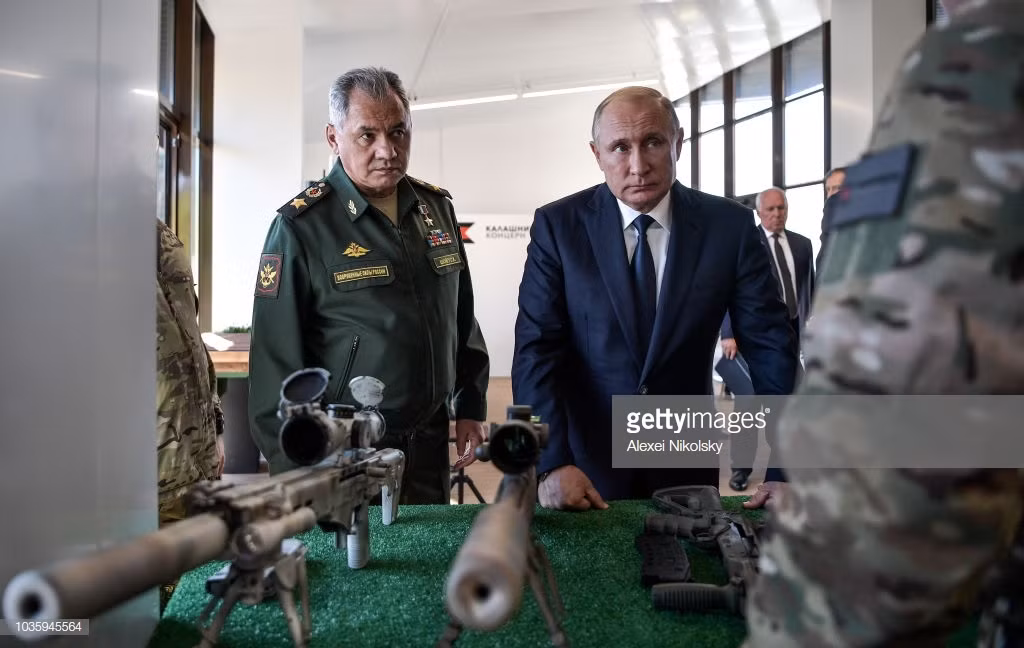 Theo đó trong chuyến thăm đến công viên Patriot, Tổng thống Nga Putin cùng các tướng lĩnh cấp cao của Quân đội Nga đã ghé tham quan gian hàng của Tập đoàn Kalashnikov, nơi trưng bày các thành tựu công nghệ vũ khí mới nhất của Kalashnikov. Nguồn ảnh: Alexei Nikolsky.