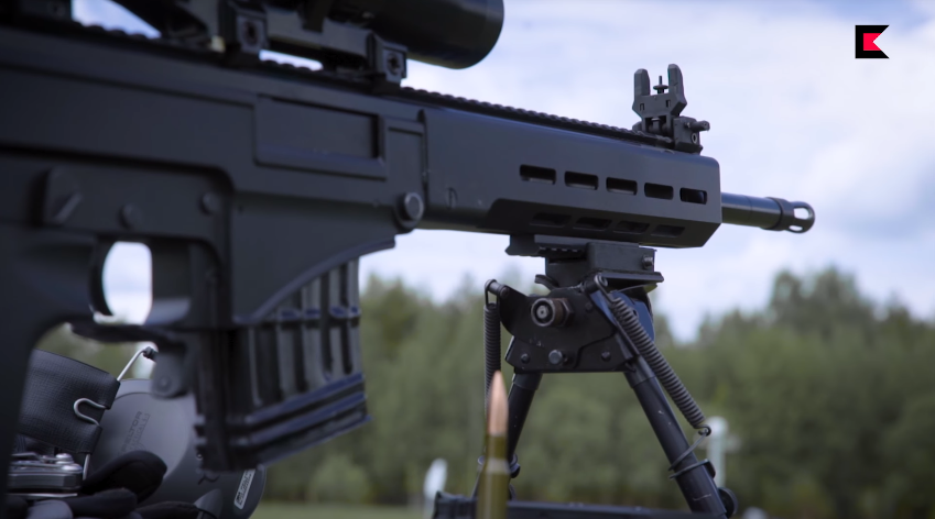 Súng trường bắn tỉa bán tự động SVCh Chukavin được Kalashnikov giới thiệu lần đầu tiên tại Diễn đàn quân sự quốc tế Army 2017 và được mô tả là một trong những ứng cử viên cho bộ trang bị chiến binh tương lai Ratnik của Quân đội Nga. Cũng trong Army 2017, Kalashnikov đã cho trình diễn khá nhiều tính năng của súng bắn tỉa SVCh Chukavin với các bài bắn thử nghiệm trên thao trường tại Patriot. Nguồn ảnh: Kalashnikov.