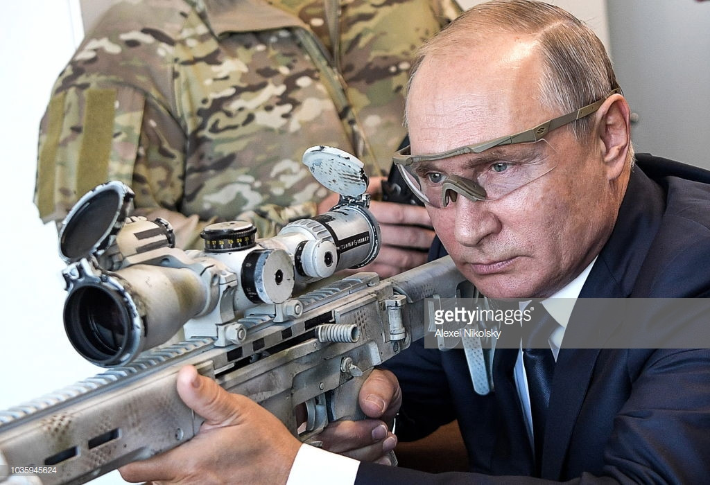 Theo truyền thông Nga, các mục tiêu được thiết lập để tập bắn ở khoảng cách tối đa và Tổng thống Putin đã tỏ rõ khả năng thiện xạ của mình ngay cả khi lần đầu sử dụng SVCh Chukavin không hề kém cạnh các lính bắn tỉa chuyên nghiệp. Nguồn ảnh: Alexei Nikolsky.