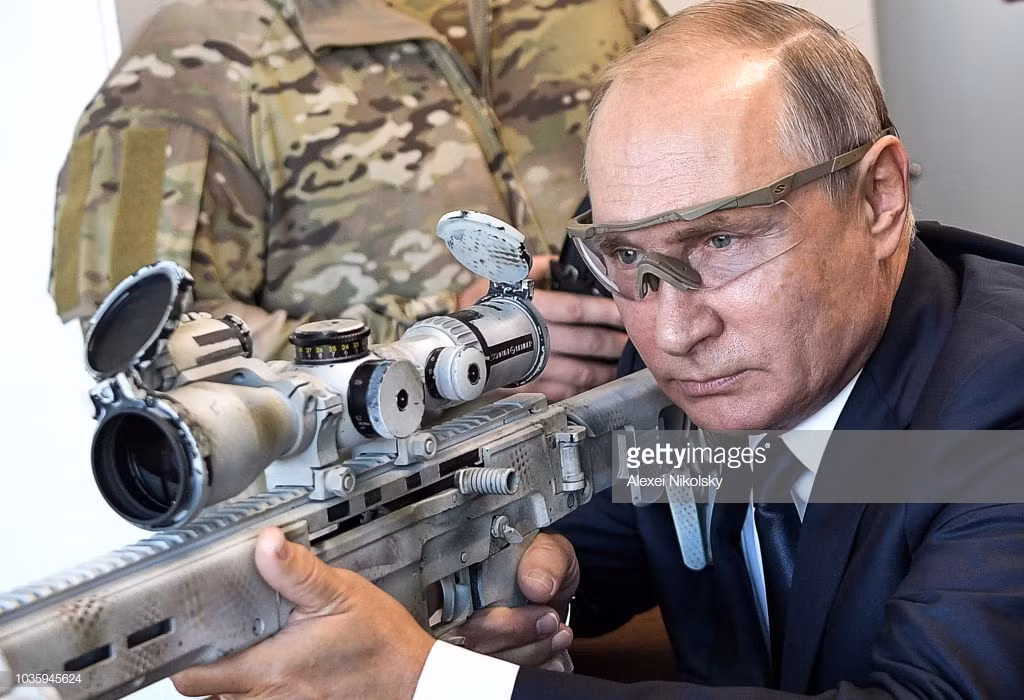 Theo truyền thông Nga, các mục tiêu được thiết lập để tập bắn ở khoảng cách tối đa và Tổng thống Putin đã tỏ rõ khả năng thiện xạ của mình ngay cả khi lần đầu sử dụng SVCh Chukavin không hề kém cạnh các lính bắn tỉa chuyên nghiệp. Nguồn ảnh: Alexei Nikolsky.