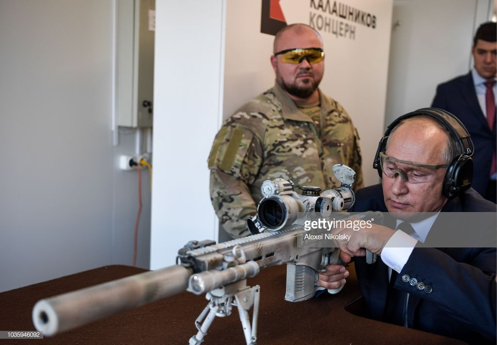 Cũng trong chuyến thăm này, Tổng thống Putin đã bắn thử mẫu súng trường bắn tỉa mới nhất của Kalashnikov là SVCh Chukavin. Trong 5 phát đạn ông Putin bắn thử với SVCh Chukavin hôm 19/9 có tới 3 phát trúng mục tiêu và tất cả đều ở khoảng cách 600 mét. Nguồn ảnh: Alexei Nikolsky.
