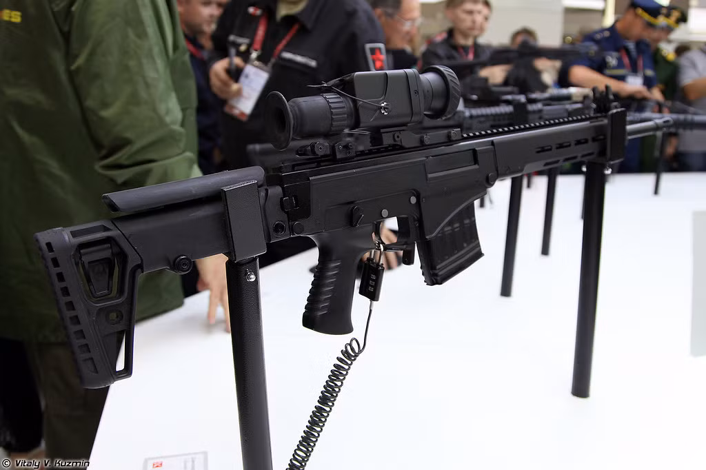 Các thông số kỹ thuật chính thức của súng bắn tỉa SVCh Chukavin chưa được Tập đoàn Kalashnikov công bố, nhưng cảm quan trên nguyên mẫu thì súng khá nhẹ. Giới chuyên gia nhận định, tầm bắn của súng bắn tỉa Chukavin khoảng 1.500m tùy thuộc vào loại đạn sử dụng với vai trò là hỏa lực áp chế trên chiến trường. Nguồn ảnh: vitalykuzmin.net.