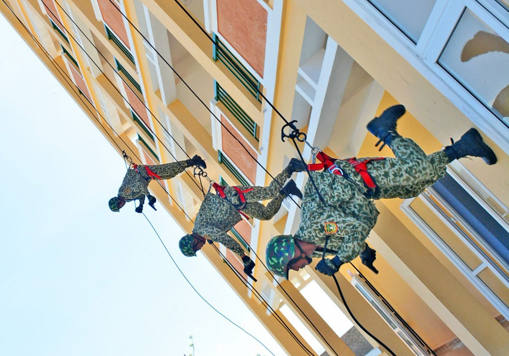 Trong thời gian 8 ngày, hơn 300 vận động viên đến từ các đơn vị đặc công tham gia tranh tài ở các nội dung kỹ thuật, chiến thuật đặc sắc của bộ đội đặc công, như: Võ chiến đấu, kỹ thuật đặc công, A2, chống khủng bố… Ảnh: Kỹ thuật chạy trên tường điêu luyện của chiến sĩ đặc công Việt Nam.