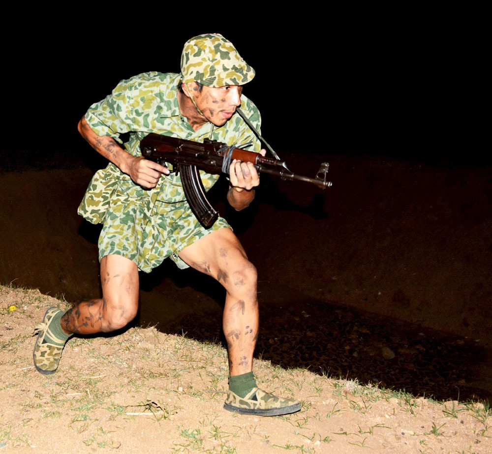 Những bước đi nhẹ tựa như mèo trong đêm tối.