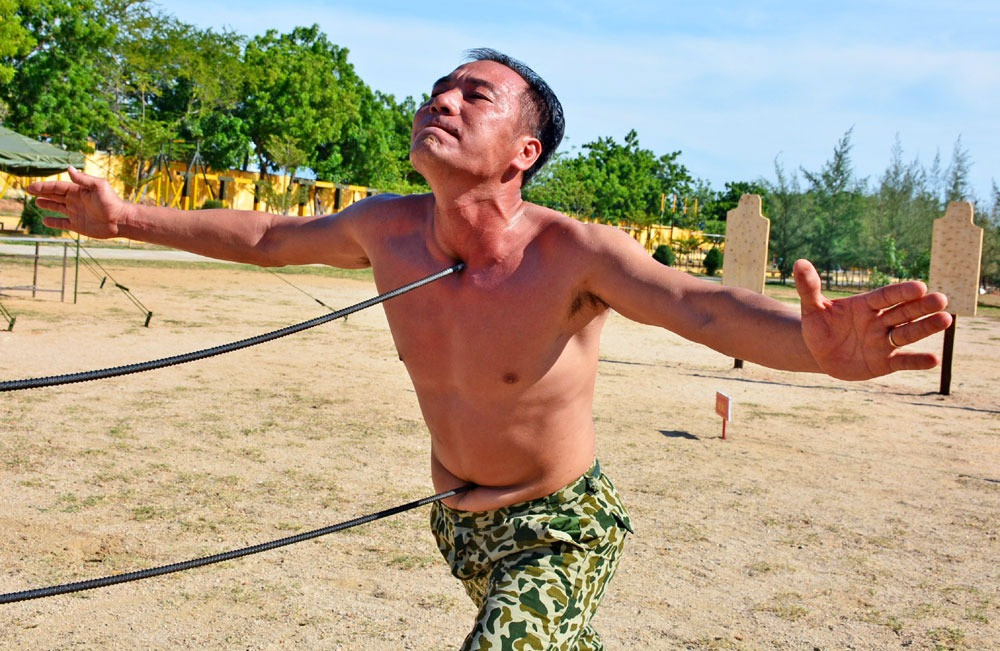 "Mình đồng da sắt" đọ độ cứng với những thanh thép xoắn.