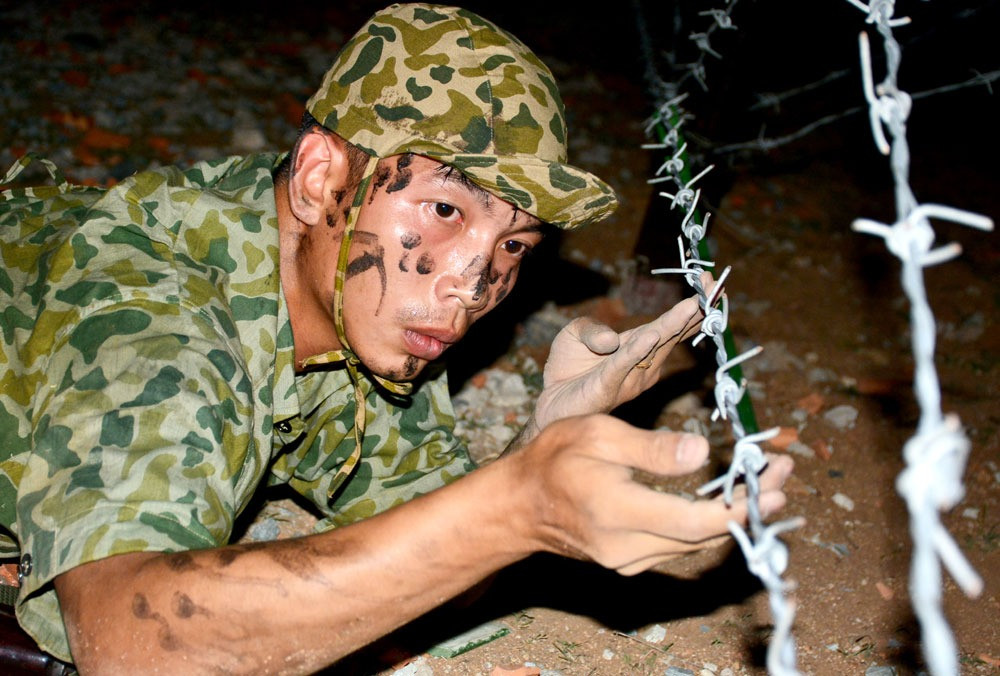 Khắc phục vật cản dây thép gai trên đường tiếp cận mục tiêu.