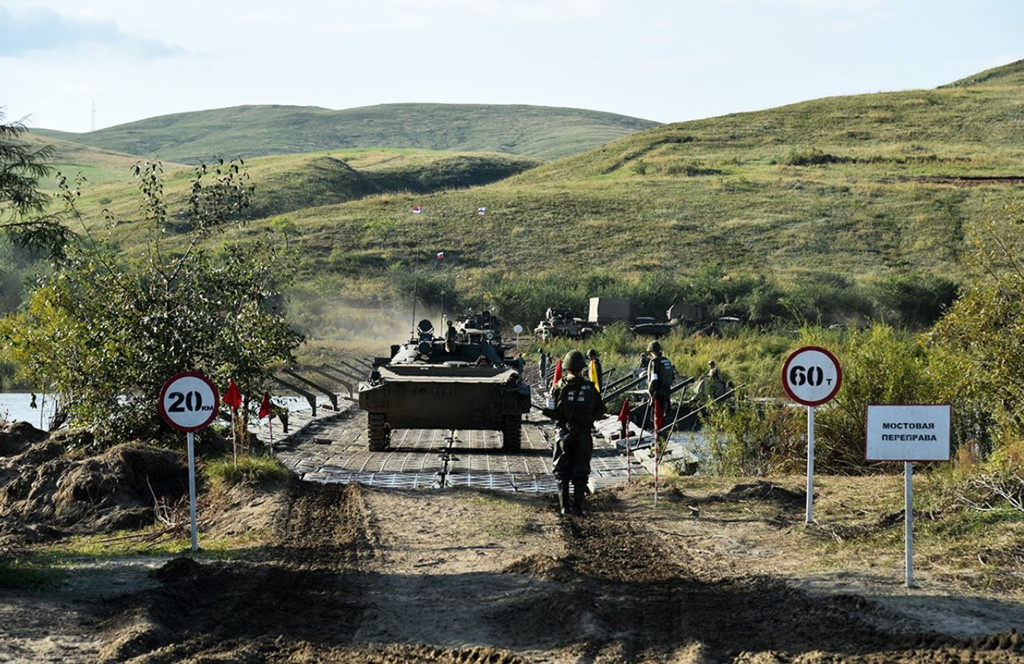 Đoàn xe tăng thiết giáp lần lượt vượt đoạn sông ngắn bằng cầu phao do lực lượng công binh dựng sẵn. Cầu phao có khả năng chịu được tải trọng 60 tấn và tốc độ 20 km/h.