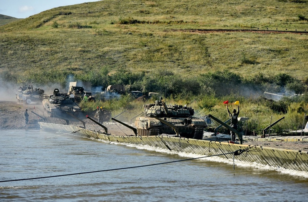 Xe tăng chiến đấu chủ lực T-72B3 lần lượt vượt sông bằng cầu phao. Do xe tăng có trọng lượng nặng nên chỉ có thể vượt sông từng chiếc một.