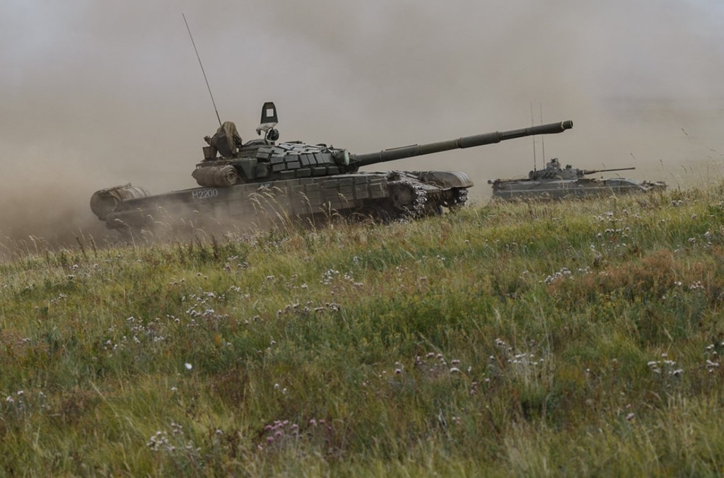 Xe chiến đấu bộ binh BMP-2 triển khai xen kẽ cùng xe tăng để hỗ trợ hỏa lực cho nhau.