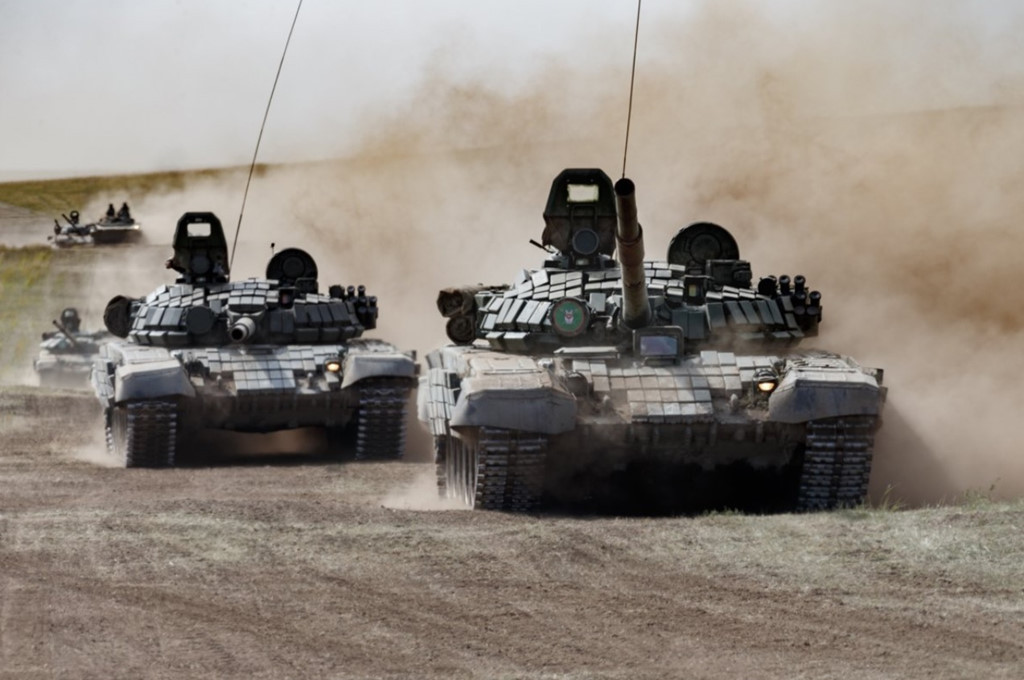 Bụi bay mù mịt phủ kín một vùng rộng lớn khi xe tăng chiến đấu chủ lực T-72B3 cơ động nhanh trên thao trường.