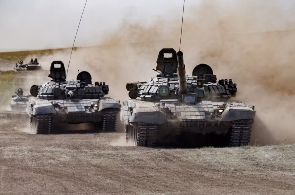 Bụi bay mù mịt phủ kín một vùng rộng lớn khi xe tăng chiến đấu chủ lực T-72B3 cơ động nhanh trên thao trường.