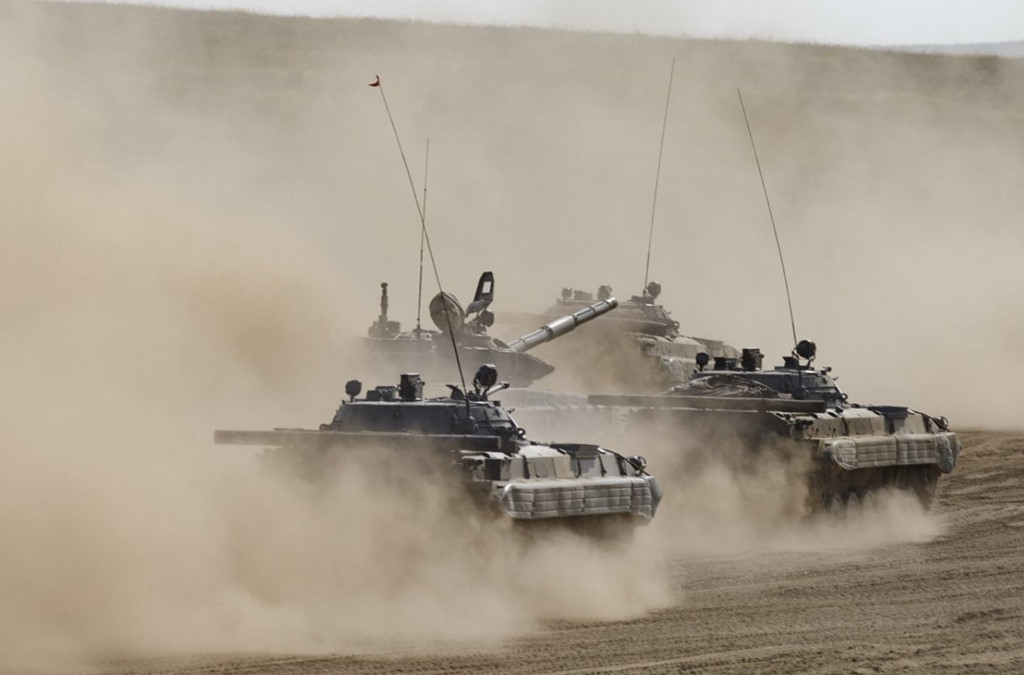 Xe chiến đấu bộ binh BMP-2 triển khai xen kẽ cùng xe tăng để hỗ trợ hỏa lực cho nhau.