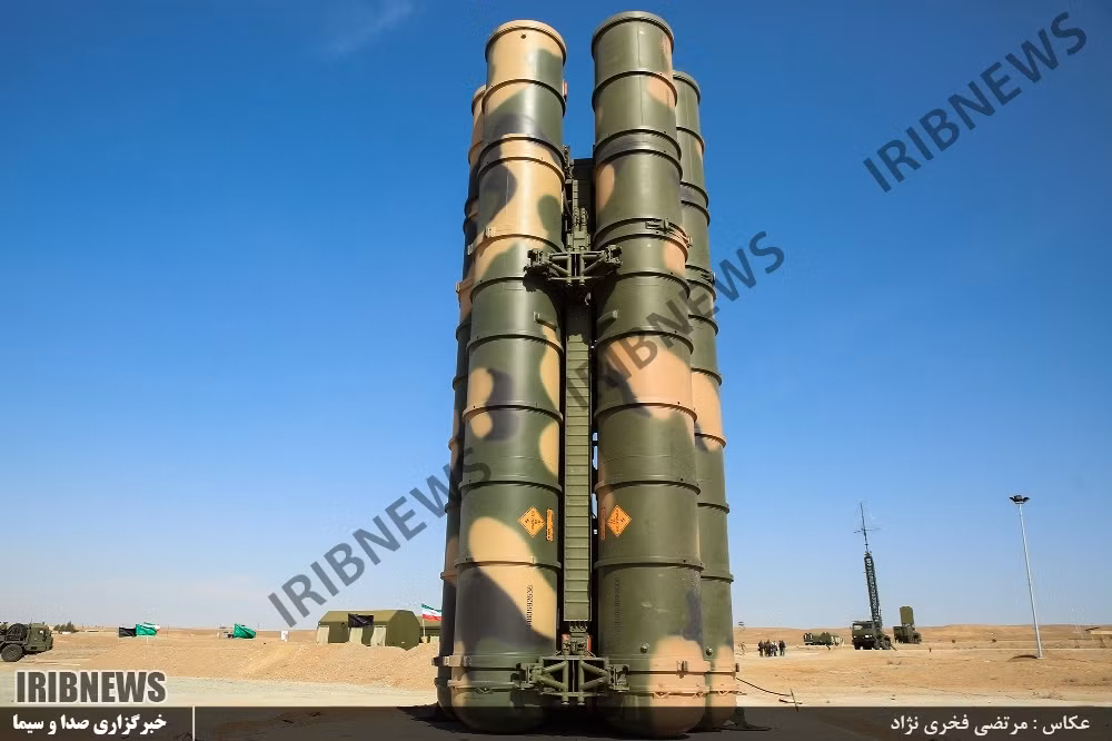 Dù vậy để biết được chính xác Nga sẽ giao cho Syria tổ hợp S-300 nào, có lẽ chỉ còn cách đợi các chuyến bay IL-76 hay An-124 hạ cánh xuống căn cứ không quân Khmeymim trong vài ngày tới mang theo những gì. Một số nguồn tin quân sự từ Nga cũng cho hay, các chuyến bay vận chuyển vũ khí từ Nga đến Syria cũng đã được Moscow tăng cường từ cuối tuần trước và rất có thể chúng đang mang theo các thành phần chiến đấu của tổ hợp S-300. Nguồn ảnh: pressshia.com.