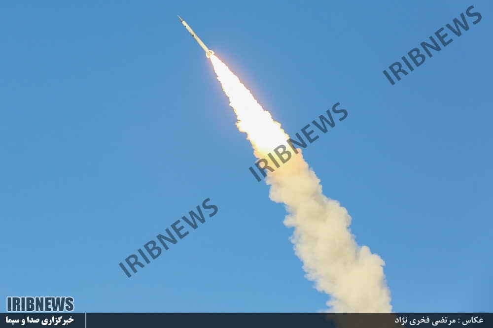 Tổ hợp lửa phòng không tầm xa S-300PMU2 (NATO định danh là SA-10E Favorit), nó được thiết kế để bảo vệ các mục tiêu trọng yếu, các căn cứ quân sự chiến lược trước các cuộc tập kích bằng đường không hàng loạt bằng vũ khí công nghệ cao, máy bay, tên lửa hành trình, tên lửa đạn đạo và các vũ khí tấn công đường không khác. Nguồn ảnh: pressshia.com.