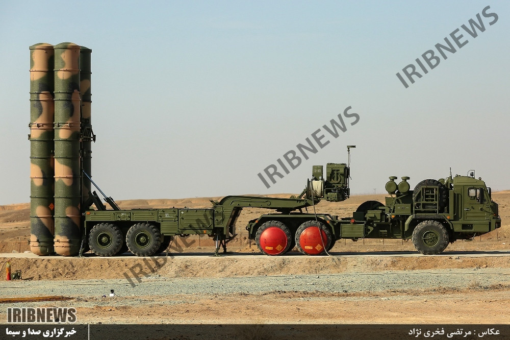 Trong khi đó với S-300PMU2 với các thành phần chiến đấu được đặt trên khung gầm bánh lốp đặc chủng lại tỏ ra thích nghi tốt hơn với điều kiện tác chiến ở Syria. Bản thân các tổ hợp phòng không S-400 hay S-300 của Nga đang được triển khai ở Syria đều sử dụng khung gầm bánh lốp. Nguồn ảnh: Farhang news.