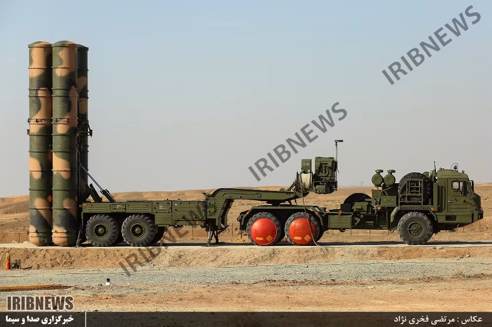 Trong khi đó với S-300PMU2 với các thành phần chiến đấu được đặt trên khung gầm bánh lốp đặc chủng lại tỏ ra thích nghi tốt hơn với điều kiện tác chiến ở Syria. Bản thân các tổ hợp phòng không S-400 hay S-300 của Nga đang được triển khai ở Syria đều sử dụng khung gầm bánh lốp. Nguồn ảnh: Farhang news.