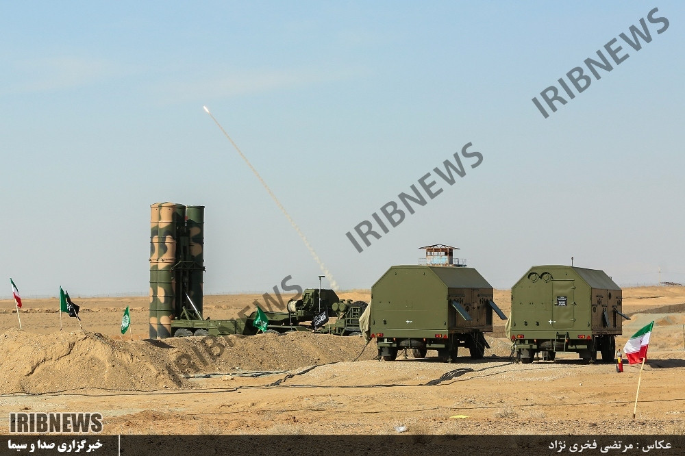 Đài 30N6E2 Tomb Stone có phạm vi phát hiện mục tiêu 300 km, số mục tiêu theo dõi cùng lúc không dưới 100 mục tiêu, có thể kiểm soát tới 72 đạn tên lửa. Đài radar nhìn vòng mọi độ cao 96L6E có tầm phát hiện mục tiêu đến 300 km, theo dõi tới 100 mục tiêu các loại. Đài radar giám sát đường không tầm xa 64N6E2 có phạm vi trinh sát lên đến 300 km. Nguồn ảnh: pressshia.com.