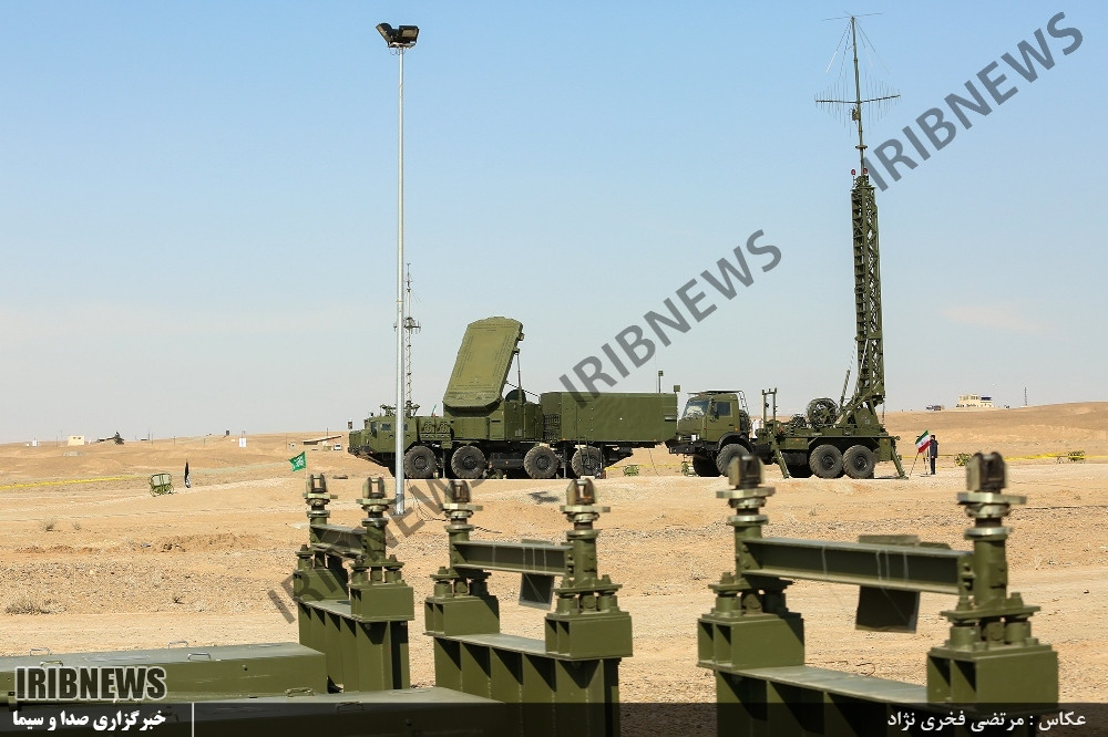 Trong khi đó, với thời gian chuyển giao gấp rút như hiện tại (trong vòng 10 ngày tới) các tổ hợp S-300 chắc chắn sẽ được chuyển tới Syria bằng đường không, và rõ ràng các máy bay vận tải của Nga không thể mang theo các bệ phóng lớn và nặng như của S-300VM. Nguồn ảnh: pressshia.com.