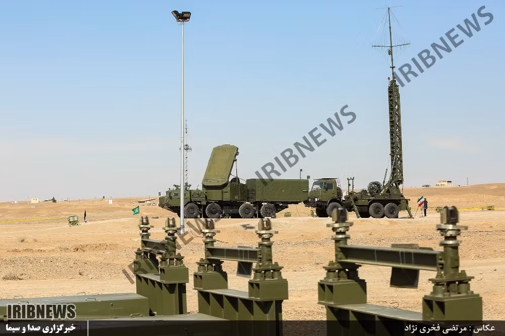 Trong khi đó, với thời gian chuyển giao gấp rút như hiện tại (trong vòng 10 ngày tới) các tổ hợp S-300 chắc chắn sẽ được chuyển tới Syria bằng đường không, và rõ ràng các máy bay vận tải của Nga không thể mang theo các bệ phóng lớn và nặng như của S-300VM. Nguồn ảnh: pressshia.com.