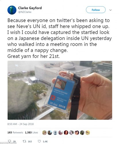 Chồng của nữ Thủ tướng New Zealand - ông Gayford đã đăng tải một bức ảnh lên Twitter ngày 24/9 về tấm thẻ an ninh của Neve khi cô bé đến Liên Hợp Quốc.