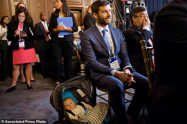 "Tôi ước mình có thể chụp lại ánh mắt ngạc nhiên của một đại biểu Nhật Bản ở Liên Hợp Quốc ngày hôm qua khi đi qua phòng chờ vào lúc Neve đang thay tã", ông Gayford hài hước chia sẻ.