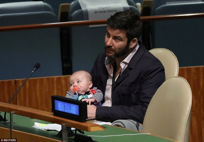 Khi mẹ lên phát biểu, cô bé Neve 3 tháng tuổi đã được cha của mình là ông Clarke Gayford chăm sóc.