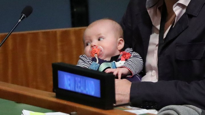 Con gái đầu lòng của Thủ tướng Jacinda Ardern lần đầu xuất hiện ở Liên Hợp Quốc khi nhà lãnh đạo New Zealand có bài phát biểu tại đây. Ảnh: Skynews