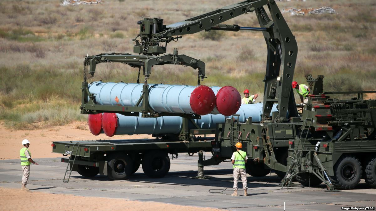 Sự khác biệt giữa S-400 với các phiên bản S-300 trước chủ yếu là những cải tiến sâu hơn về các thiết bị điện tử cùng với việc triển khai thêm 4 loại tên lửa mới cho hệ thống, giúp người sử dụng có thể tùy chỉnh các tên lửa mang theo nhằm tăng khả năng tác chiến chống lại các thể loại mục tiêu nhất định.