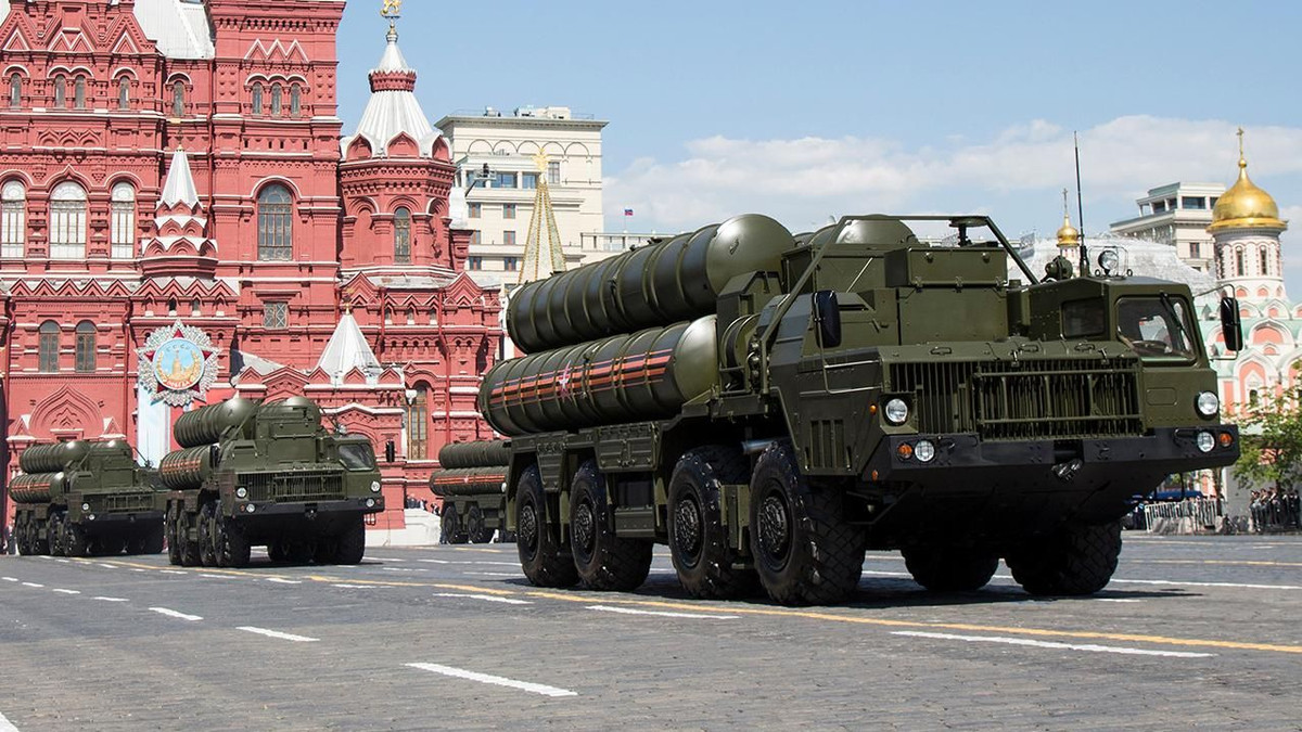 Trong khi đó, S-400 Triumph (NATO gọi là SA-21 Growler) là hệ thống tên lửa phòng không di động chiến lược tầm cao chống khí cụ bay cũng do Almaz thiết kế. Hiện nay, S-400 Triumf (NATO gọi là SA-21 Growler) được coi là hệ thống phòng thủ tầm xa tiên tiến nhất, có thể tiêu diệt tất cả các vật thể xuất hiện trên không trung trong phạm vi trên 400 km, bao gồm các loại máy bay, tên lửa hành trình, phương tiện bay không người lái hay tên lửa đạn đạo, ở độ cao 50 km và tốc độ tối đa của mục tiêu là 4,8km/s.