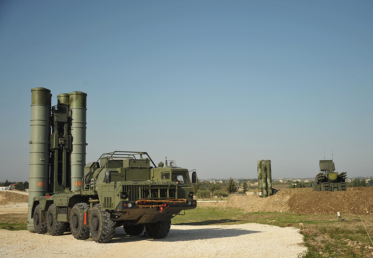 Phạm vi hoạt động của các loại tên lửa S-400 là 40–120 km với tên lửa 9M96, 250 km với tên lửa 48N6 và 400 km với tên lửa 40N6. Còn S-300 có tầm bắn dao động tối đa 250 km.