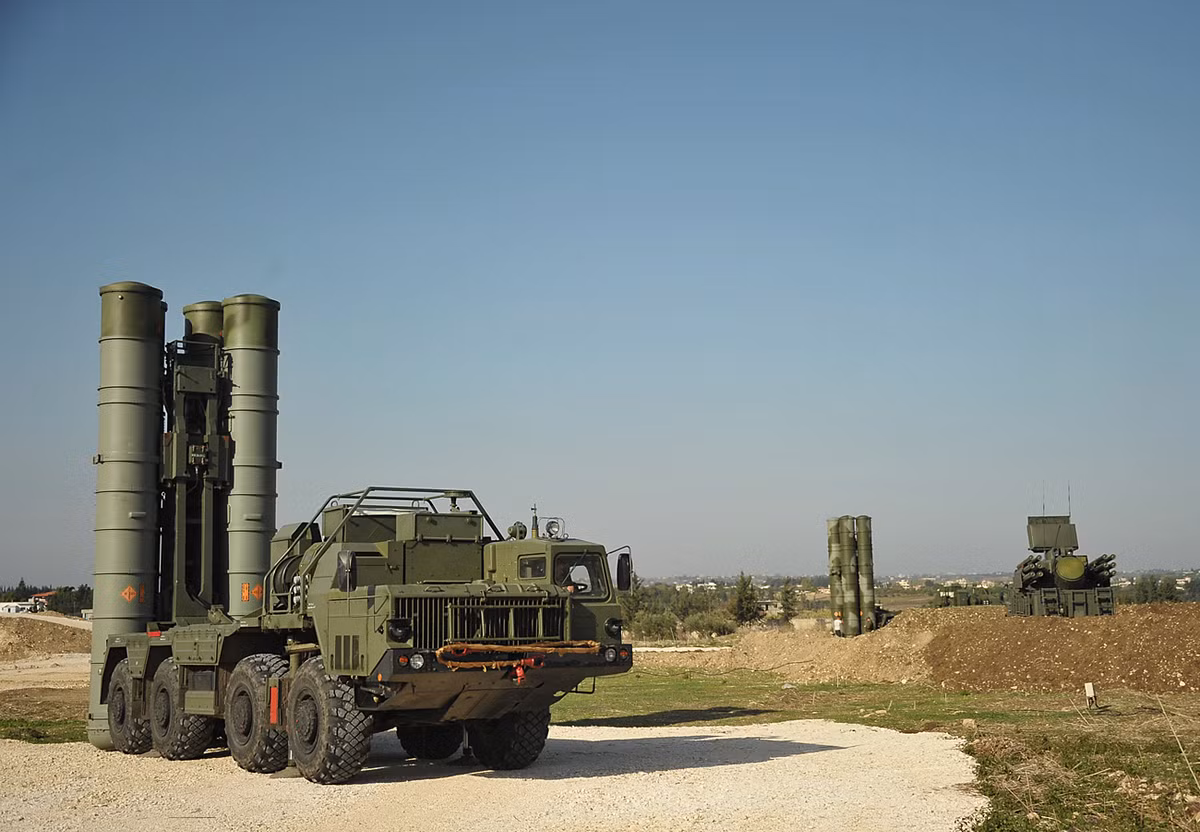 Phạm vi hoạt động của các loại tên lửa S-400 là 40–120 km với tên lửa 9M96, 250 km với tên lửa 48N6 và 400 km với tên lửa 40N6. Còn S-300 có tầm bắn dao động tối đa 250 km.