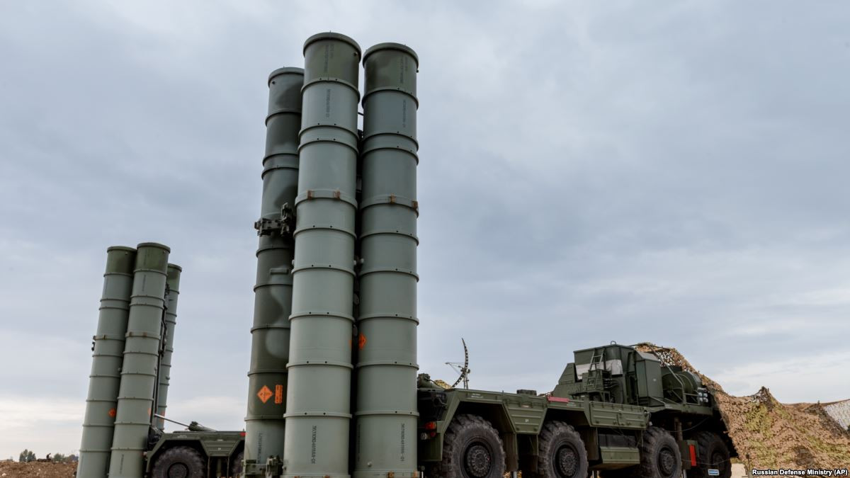 Một tiểu đoàn S-400 có thể theo dõi 100 mục tiêu ở phạm vi 400-600 km, khóa 36 mục tiêu và điều khiển đồng thời 72 tên lửa tấn công 36 mục tiêu này. Thường thì 1 tiểu đoàn S-400 có khoảng 12 xe phóng với 48 tên lửa (mỗi xe phóng có 4 tên lửa), nếu muốn mang được nhiều tên lửa hơn thì phải dùng loại tên lửa cỡ nhỏ và có tầm bắn ngắn hơn như 9M96E hoặc 9M96E2 (mỗi xe phóng có thể mang 16 tên lửa 9M96 cỡ nhỏ thay vì 4 tên lửa cỡ lớn).
