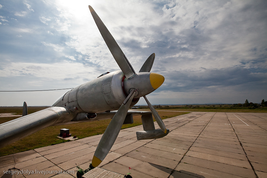 Sau đây Kiến Thức xin mời độc giả cùng tham quan bên trong chiếc máy bay có thể được xem là máy bay chống ngầm đầu tiên của Việt Nam dù thời gian hoạt động của nó trong biên chế Không quân Nhân dân Việt Nam chưa tới 10 năm. Nguồn ảnh: Sergey Dolya