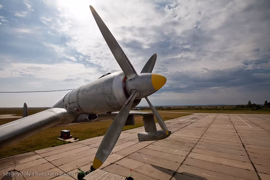 Sau đây Kiến Thức xin mời độc giả cùng tham quan bên trong chiếc máy bay có thể được xem là máy bay chống ngầm đầu tiên của Việt Nam dù thời gian hoạt động của nó trong biên chế Không quân Nhân dân Việt Nam chưa tới 10 năm. Nguồn ảnh: Sergey Dolya