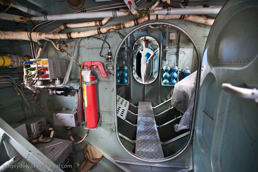 Theo thiết kế của Be-12, cửa ra vào của nó được đặt ở bên thân phải của máy bay và có lối đi lên khá nhỏ, tuy nhiên khi bước vào bên trong thân máy bay lại khá rộng. Bản thân Be-12 là loại thủy phi cơ cỡ lớn do Cục thiết kế Beriev phát triển từ cuối những năm 1950 với nhiệm vụ chính là bảo vệ các vùng duyên hải Liên Xô trước các biên đội tàu ngầm và tàu do thám của phương Tây trong giai đoạn đầu của Chiến tranh Lanh. Nguồn ảnh: Sergey Dolya