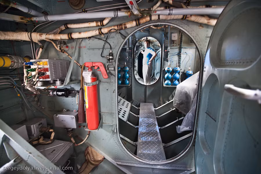 Theo thiết kế của Be-12, cửa ra vào của nó được đặt ở bên thân phải của máy bay và có lối đi lên khá nhỏ, tuy nhiên khi bước vào bên trong thân máy bay lại khá rộng. Bản thân Be-12 là loại thủy phi cơ cỡ lớn do Cục thiết kế Beriev phát triển từ cuối những năm 1950 với nhiệm vụ chính là bảo vệ các vùng duyên hải Liên Xô trước các biên đội tàu ngầm và tàu do thám của phương Tây trong giai đoạn đầu của Chiến tranh Lanh. Nguồn ảnh: Sergey Dolya