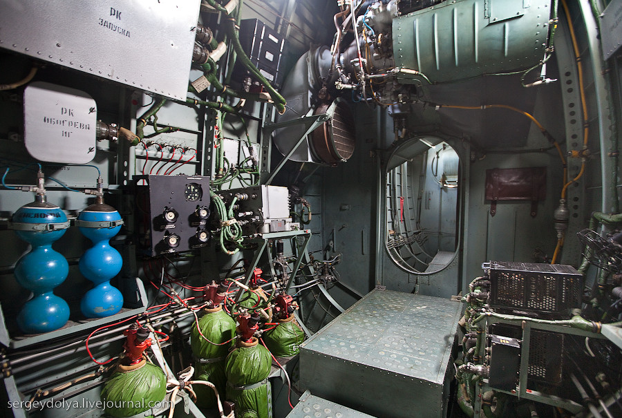 Càng đi sâu vào bên trong chúng ta mới thấy hết được thiết kế phức tạp của thủy phi cơ Be-12. Chiều dài cơ bản của Be-12 lên đến hơn 30m, sải cánh 29.8m và cao gần 8m, để vận hành thủy phi cơ này Hải quân Liên Xô trước đây cần từ 4-5 người. Nguồn ảnh: Sergey Dolya