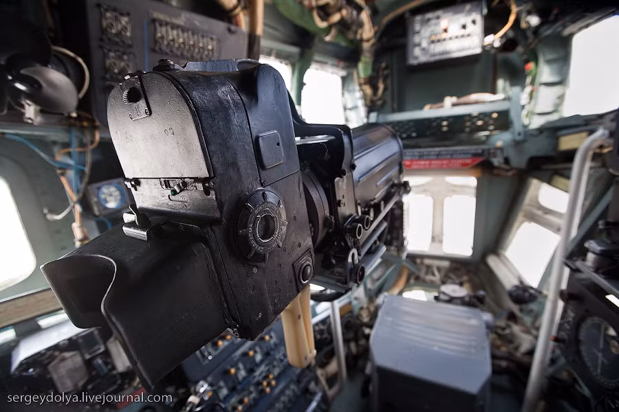 Be-12 có cấu tạo cánh giống hình cánh chim hải âu và đuôi có dạng 3 nhánh (phần đuôi kéo dài ra, có 2 cánh đuôi xếp thẳng đứng, đối xứng). Kết cấu trên giúp máy bay có thể bay lượn dễ dàng đặc biệt là trong điều kiện hoạt động trên biển tương tự như loài mòng biển. Nguồn ảnh: Sergey Dolya