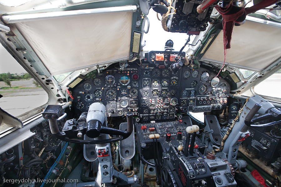 Bên trong buống lái của Be-12 với hai công. Để làm chủ buồng lái chiếc thủy phi cơ Be-12 này quả thực là cơn ác mộng “đồng hồ, nút gạt”. Nguồn ảnh: Sergey Dolya