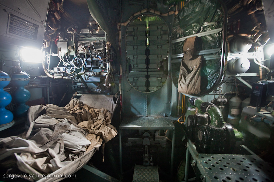 Một góc nghỉ ngơi của phi hành đoàn Be-12 bên trong thân máy bay nằm xen kẽ giữa dàn máy móc. Nguồn ảnh: Sergey Dolya