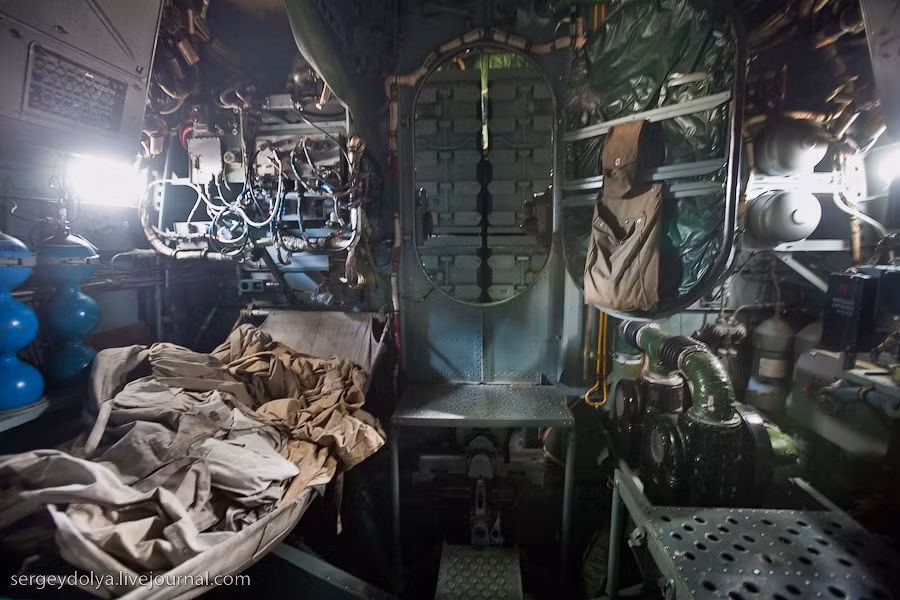 Một góc nghỉ ngơi của phi hành đoàn Be-12 bên trong thân máy bay nằm xen kẽ giữa dàn máy móc. Nguồn ảnh: Sergey Dolya