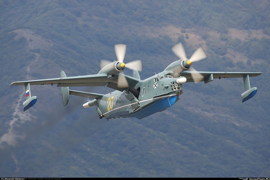 Ngoài khả năng bay tuần tra biển, Be-12 cũng được vũ trang cho nhiệm vụ chống ngầm với khoang vũ khí trong thân (nằm sau vị trí cặp cánh) có thể chứa 3-4 tấn vũ khí gồm: Ngư lôi tự dẫn AT-1 cỡ 450mm có tầm bắn 5km; ngư lôi tự dẫn AT-2 cỡ 533mm có tầm bắn 7km và bom chìm chống ngầm. Nguồn ảnh: RussianPlanes.