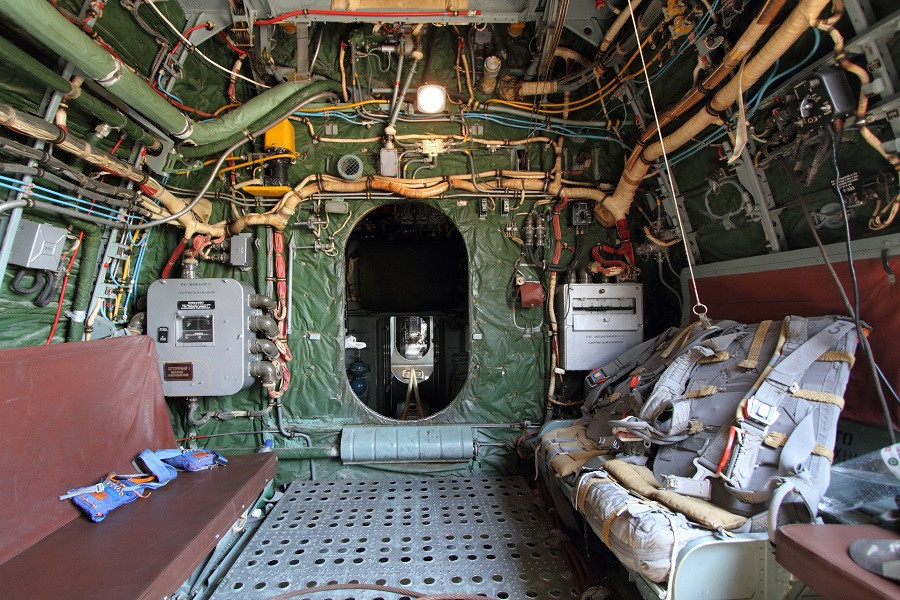 Một chở khách bên trong Be-12, ta có thể thấy các dù nhảy khẩn cấp được trang bị trên chiếc thủy phi cơ này. Nguồn ảnh: Sergey Dolya